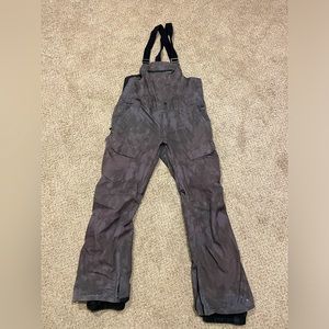 Snowboarding/skiing bibs